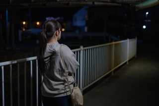 夜道を歩く女性の後ろ姿※画像はイメージです（Haru Works/stock.adobe.com）