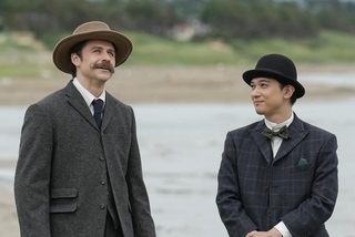 第66回より。杵築の海を訪れた錦織（吉沢亮）とヘブン（トミー・バストウ）。丸い山高帽は錦織のトレードマークだった　（C）NHK