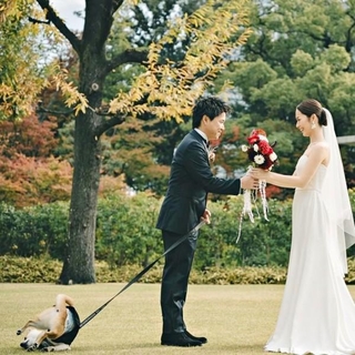 新郎新婦の背後でーーゴロンと転がるころっけくん（画像提供：Threads／@north_017さん）