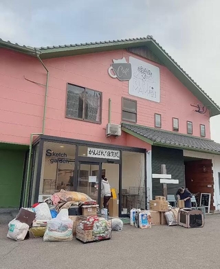ペットの同伴避難所となった犬猫の保護施設「RIRIMAMの樹」。たくさんの支援物資が届いた（木田さん提供）