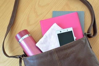 普段ハンカチを持ち歩いてる？　※画像はイメージです（photoAC）