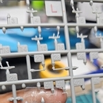 飛び跳ね防止のため指に両面テープをつけて切り出し