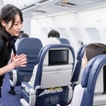 強風で揺れる機内、泣き止まない1歳8カ月　「何してもダメ…」必死にあやす母の前にCAさんが差し出したものとは「ヒーローに見えました」