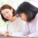 世帯年収が高い層は「計算力も高い」層が多いという傾向　※画像はイメージです（miya227/stock.adobe.com）