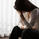 頭を抱え悩んでいる女性※画像はイメージです（kei907/stock.adobe.com）