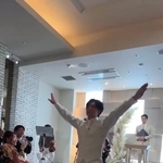 バク転を終え、両手を上げる新郎／たくまさん（@oya_taku0714）提供