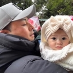 パパに抱っこされ、大きなリボンをつけた娘さん／Narumiさん（@nrm2_1）提供