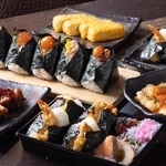 おにぎりやお惣菜が並ぶ店の投稿より。食べ放題はグループで楽しむ人も多い／おにぎり専門店｢お結び家 縁｣さん提供