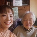 若い頃の祖母に似ているという声が寄せられた、やまんさん（左）と祖母の2ショット／やまんさん（@yamn_sky）提供