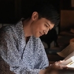 ヘブンの最新作『東の国から』の冒頭に、自分に向けられた献辞を見つけて微笑む錦織（吉沢亮）　(C)NHK