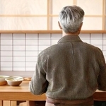 「ゆっくり」よりも「動くこと」を選び続ける父。台所に立つ姿も日常の一部　※この画像はイメージです（smile/stock.adobe.com）