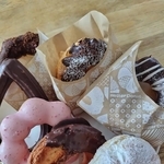 購入した複数種類のドーナツが並ぶ様子／まいぐるさん（@mai.guru.me）提供