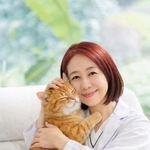 愛猫をだっこするDr.Kittyさん（Dr.Kittyさん提供）
