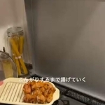 慣れた手つきで料理をするみきさん／みきさん提供