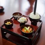 お供えで「山盛りご飯にお箸を立てる」理由は？葬儀会社の解説に納得