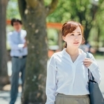 いつの間にか見知らぬ人が背後に…　※画像はイメージです（FineGraphics/photoAC）