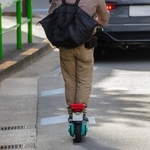 「電動キックボードは歩道を走っていいのか」背後からぶつかられて転倒…知られていない走行ルールと事故時の責任【弁護士が解説】