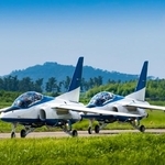 展示飛行タキシングする曲技飛行隊ブルーインパルス（masahiro/stock.adobe.com）