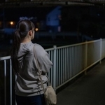 夜道を歩く女性の後ろ姿※画像はイメージです（Haru Works/stock.adobe.com）