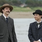 第66回より。杵築の海を訪れた錦織（吉沢亮）とヘブン（トミー・バストウ）。丸い山高帽は錦織のトレードマークだった　（C）NHK