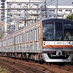 関東では「東急田園都市線直通」「半蔵門線直通」と路線名まで言うのに…「直通列車の駅放送」は関西とこんなに違う