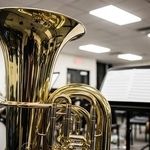 音楽室にある金色のチューバ※画像はAIが作成したイメージです（Ivan/stock.adobe.com）