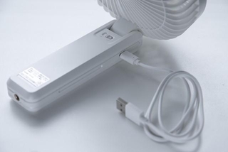 付属のType-Cケーブルにより約4時間でフル充電できる。グリップ下部には1/4インチのネジ穴も。