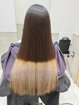 根元の暗い髪色と毛先の明るい部分が一直線に分かれた、修正前のツートーンヘア／Yusukeさん（@yusuke_kat0）提供