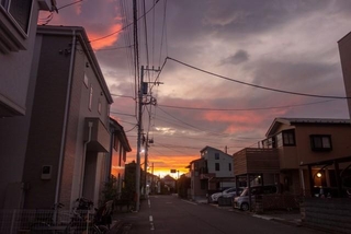 夕方の帰り道　※この画像はイメージです（あおい/stock.adobe.com）