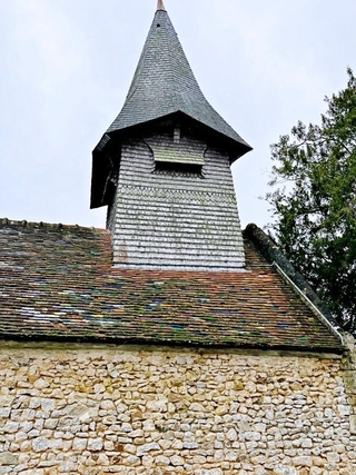 サン・ヴィゴール・ド・ミュー礼拝堂の三角屋根。再建を手がけた田窪氏が色をつけて焼いた特別なガラス瓦が敷き詰められている（画像提供：タカハシヤスコさん）