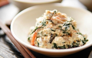 白和えは食べたいけれど、豆腐の水切りが面倒…※画像はイメージです（K/stock.adobe.com）
