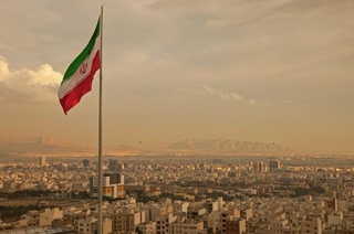 テヘランにたなびくイラン国旗（Borna_Mir/stock.adobe.com）