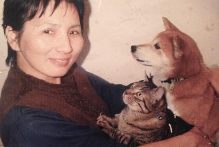 セアまりさんの傍にはいつも動物がいた。犬は子犬のときに捨てられていたそば。猫は交通事故に遭っていたのを保護したくー（写真提供=セアまり。以下同）