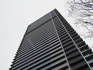 十三にそびえ立つ「ジオタワー大阪十三」