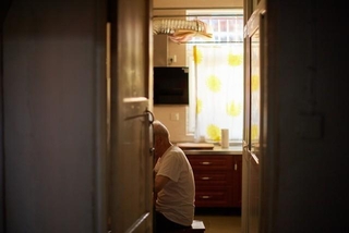 一人暮らしの高齢者男性※画像はイメージです（zheng qiang/stock.adobe.com）