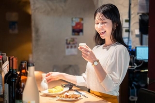 「一人飲み」に定期的に行く人は約4割　※画像はイメージです（maroke/stock.adobe.com）