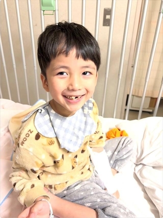 ベッドの上に座り、穏やかに微笑むれおくん／ᴍɪ-ᴋᴏさん（@lk_mkbbpnsk_kl）提供