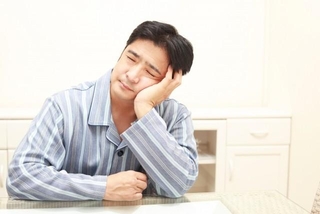 「50過ぎても会社行きたくない」と日曜日の夜に管理職がつぶやいたXの投稿が話題に（photoACより「アーモンドレモネード」さん撮影、イメージ画像）