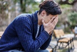 頭を抱えて悩む男性※画像はイメージです（taka/stock.adobe.com）