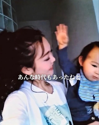 幼い頃の長男と母の写真／厚化粧とハゲナルシストさん（@atsuhage88）提供