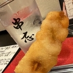 人気メニューの串カツ／KAMOTE2 串忘（@kushibo_neya）提供