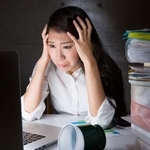 頭を抱える女性※画像はイメージです（kei907/stock.adobe.com）