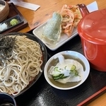 蕎麦を食べていたら、おじさんが「麺つゆで食べるの？　俺はね……」　モヤモヤに共感続出「大きなお世話」「論外ですね」