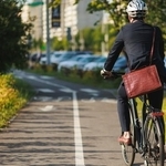 自転車に乗る男性※画像はイメージです（Tymoshchuk/stock.adobe.com）