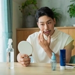 スキンケアをする男性※画像はイメージです（One/stock.adobe.com）