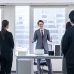 約7割が現在も「朝礼」を実施　※画像はイメージです（polkadot/stock.adobe.com）