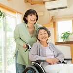 介護のために同居してもよいと思いますか？　※画像はイメージです（One/stock.adobe.com）