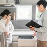 キッチンで食洗器の説明を受ける女性※画像はイメージです（buritora/stock.adobe.com）