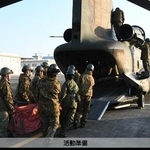 自衛隊輸送ヘリコプターCH-47が林野火災で空中消火　ホバリング中にバケット取り付け、ピンポイント放水、繊細な開閉作業「想像以上の大変な任務」