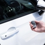 新車とスマートキー※画像はイメージです（あんみつ姫/stock.adobe.com）